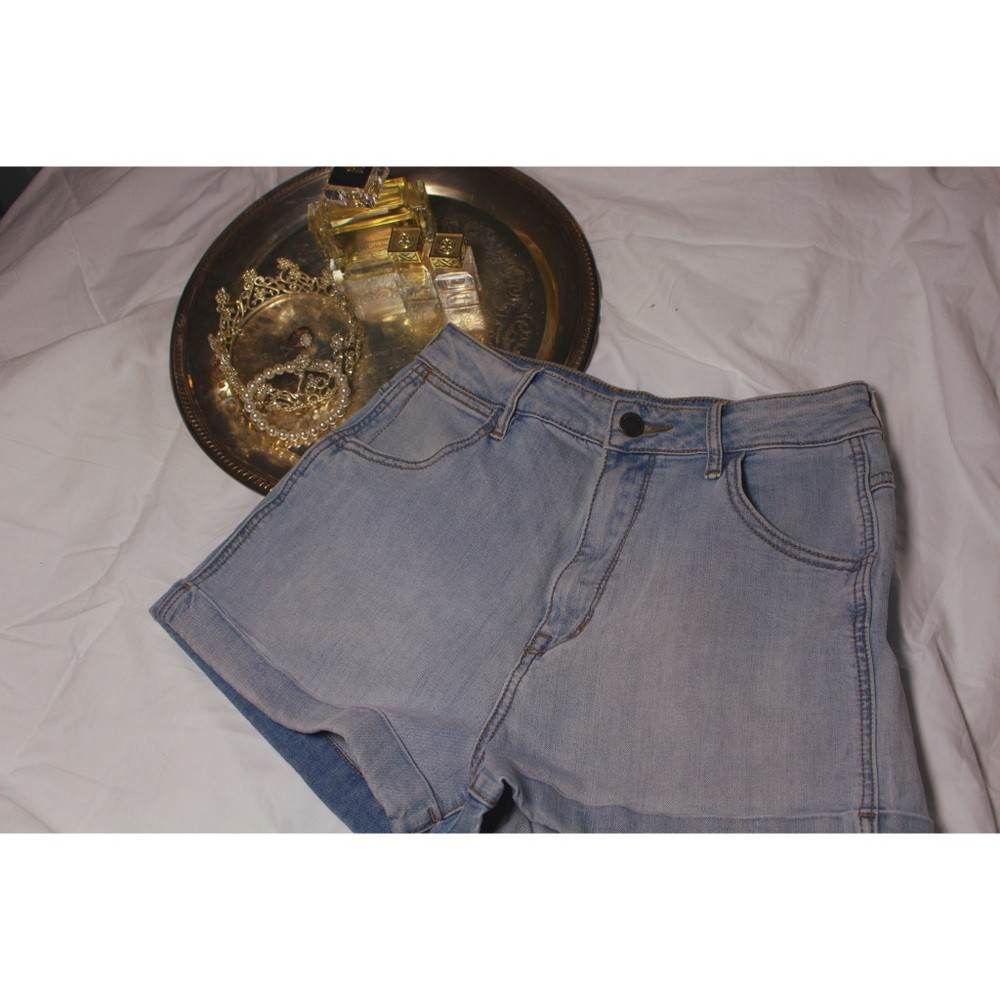 Kendall & Kylie light wash high-waisted shorts